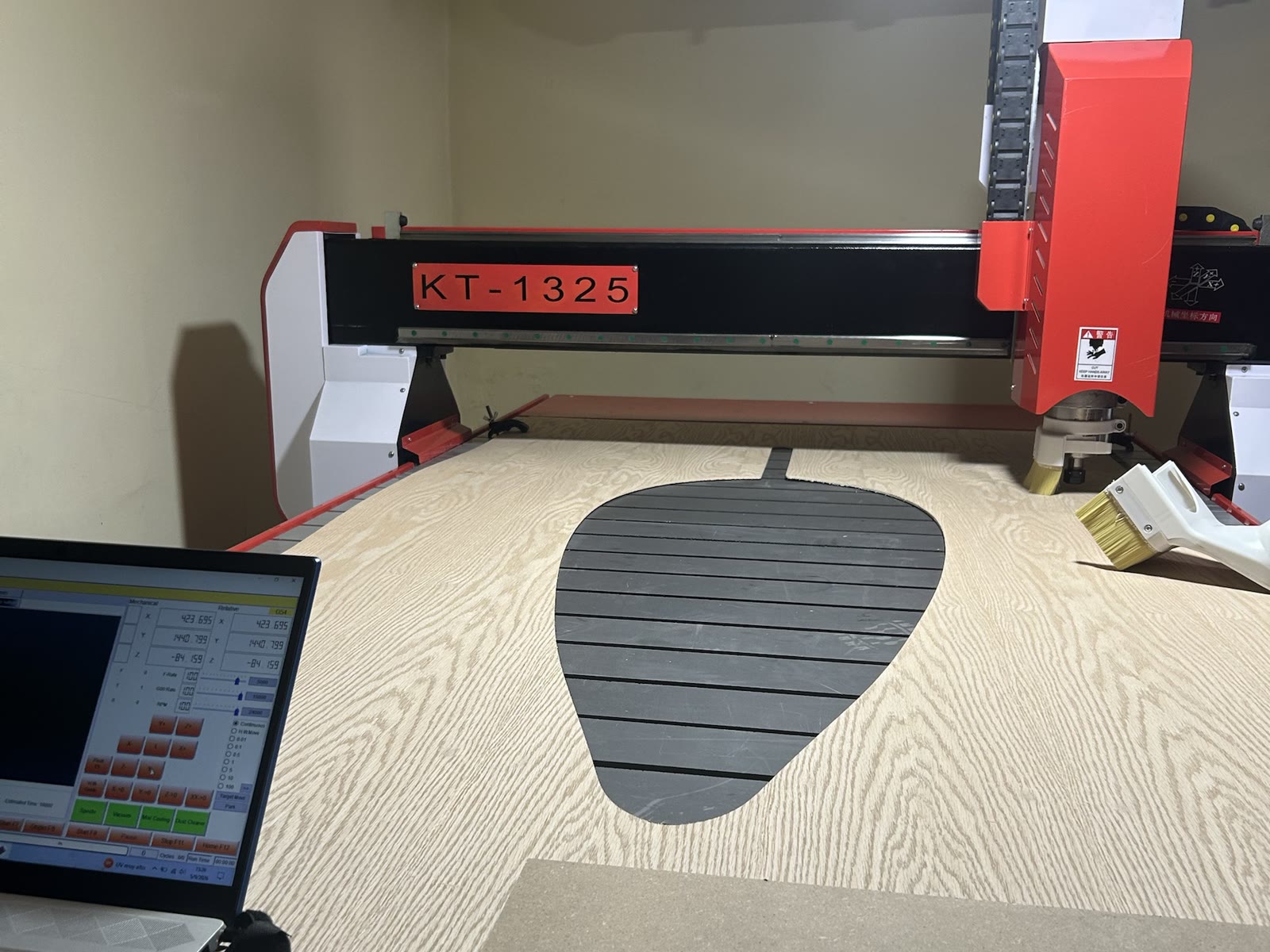Router CNC Ollin KT-1325 en el taller de KLP Printed, con un corte recién terminado