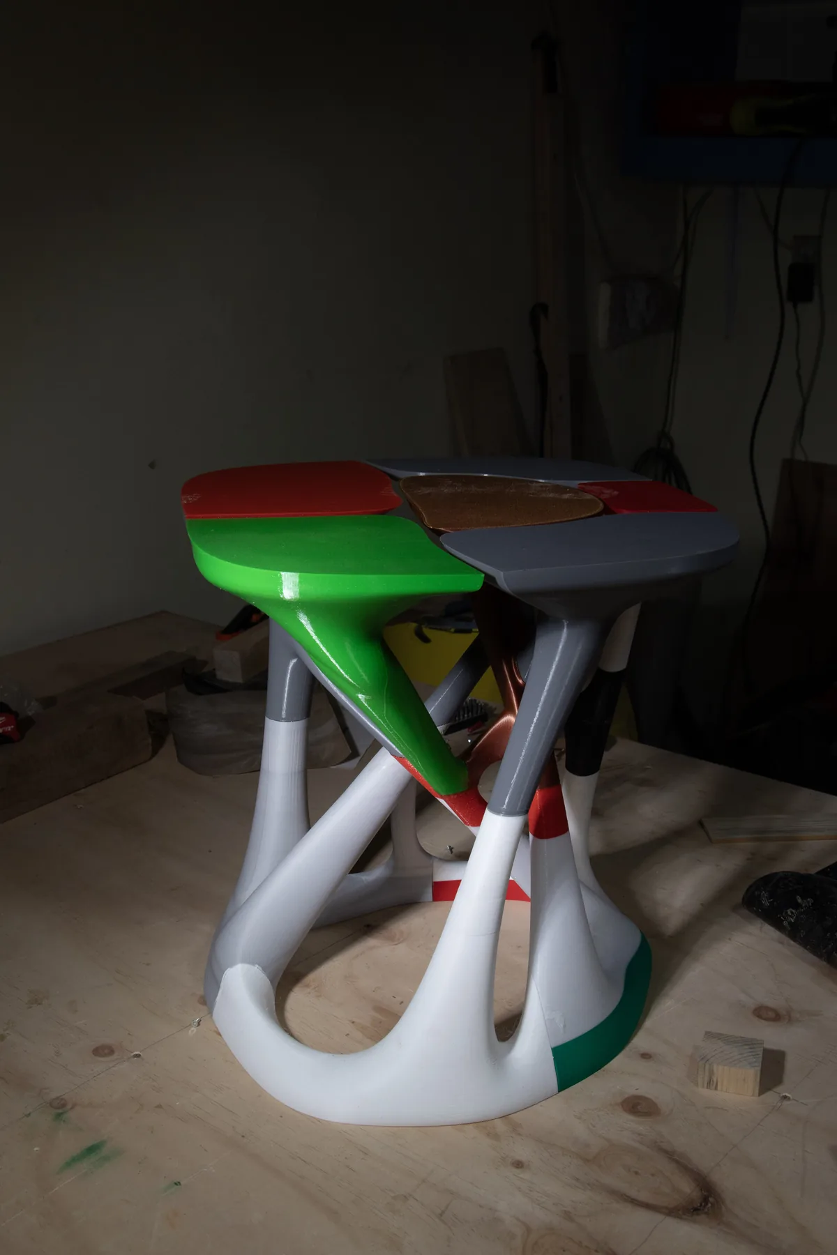 Mesa auxiliar multicolor impresa en 3D en gran formato