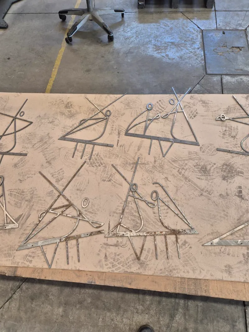 Piezas de acero del vía crucis recién cortadas, antes de la pintura